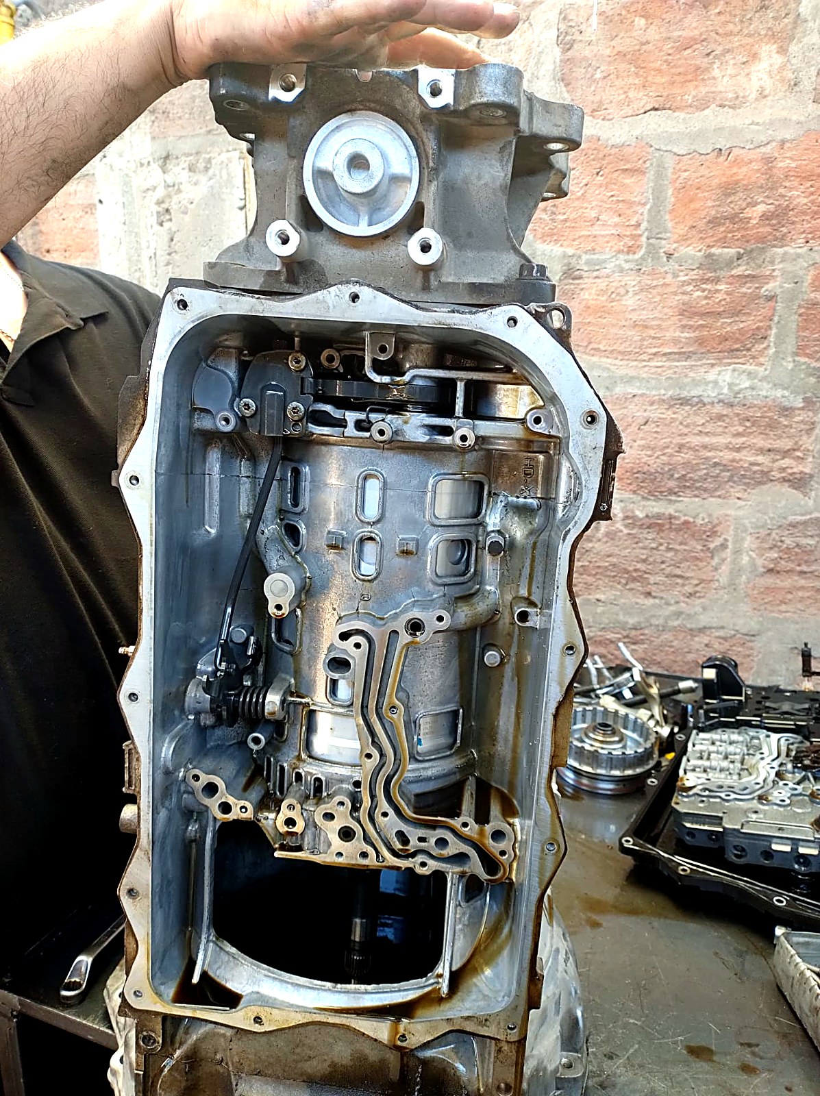 Interior de la caja automática con el cuerpo de válvulas a la vista