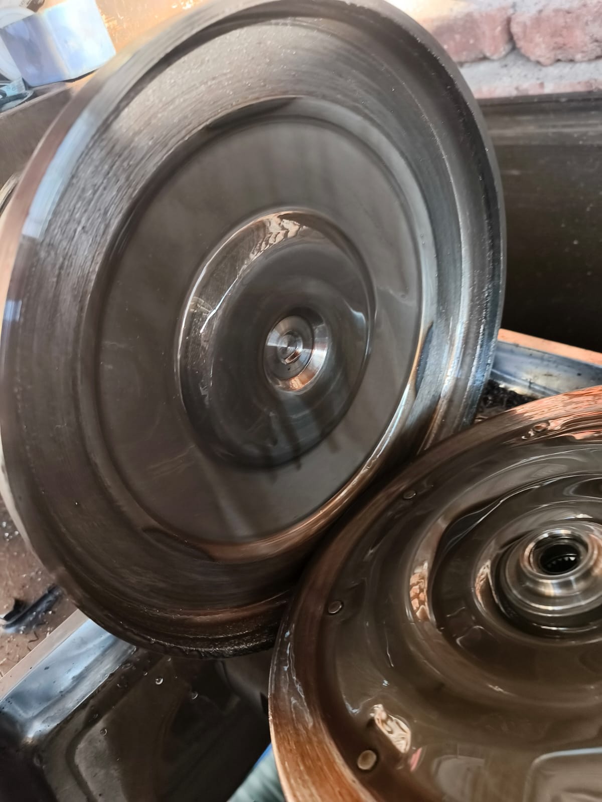 Dos mitades de convertidor de torque mecanizadas