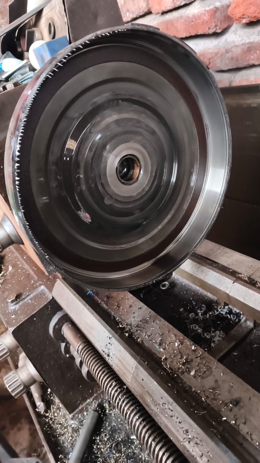 Convertidor de torque montado en el torno del taller
