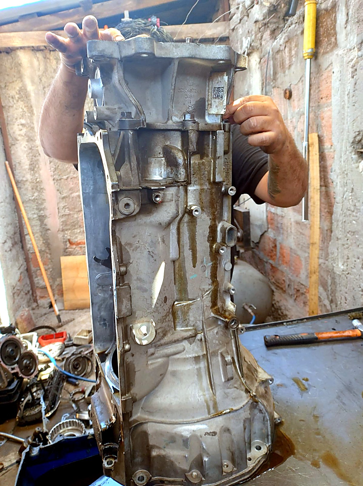 Mitad de la carcasa de la caja automática limpia y sellada