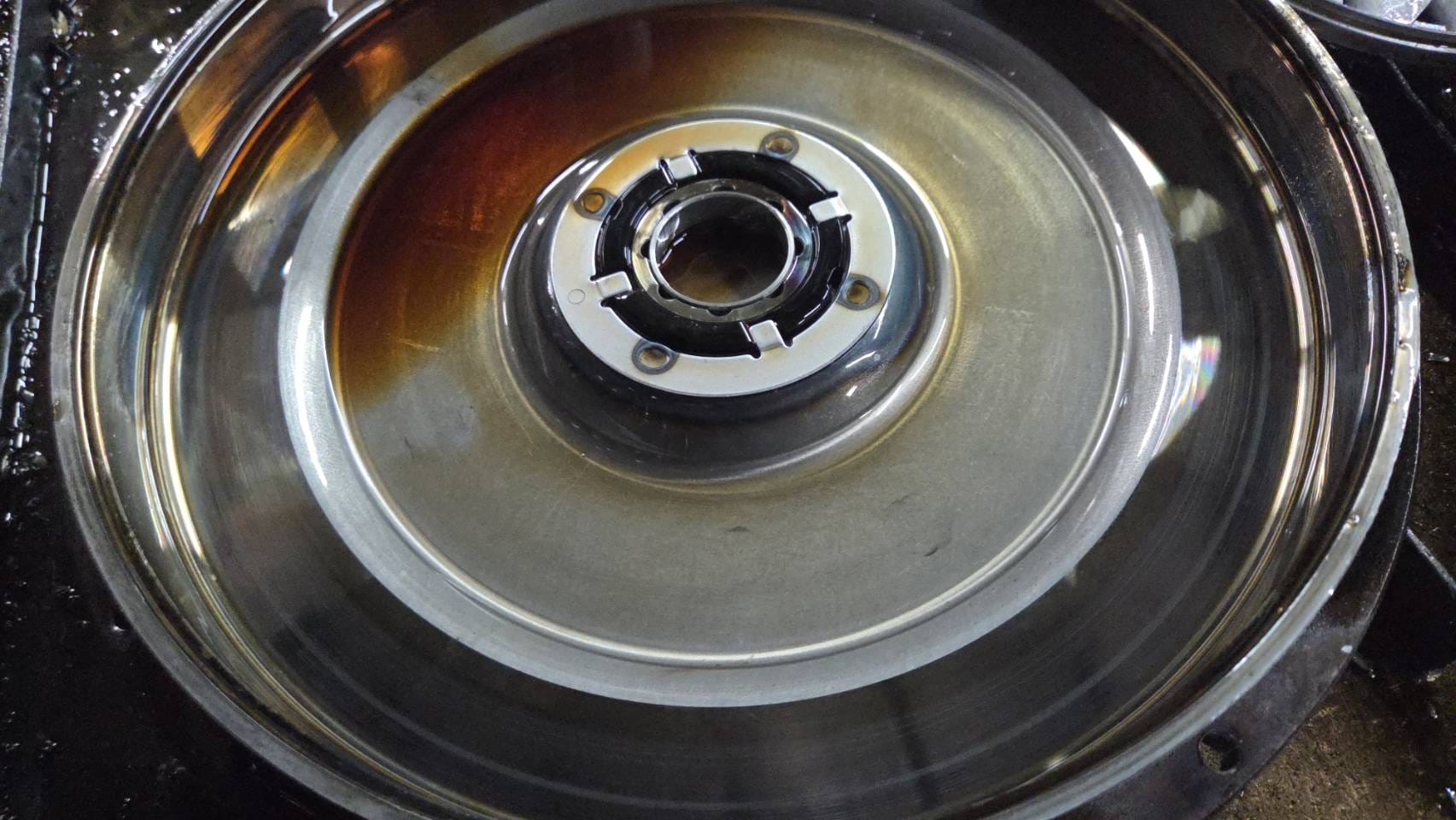 Carcasa de convertidor de torque mecanizada en el torno