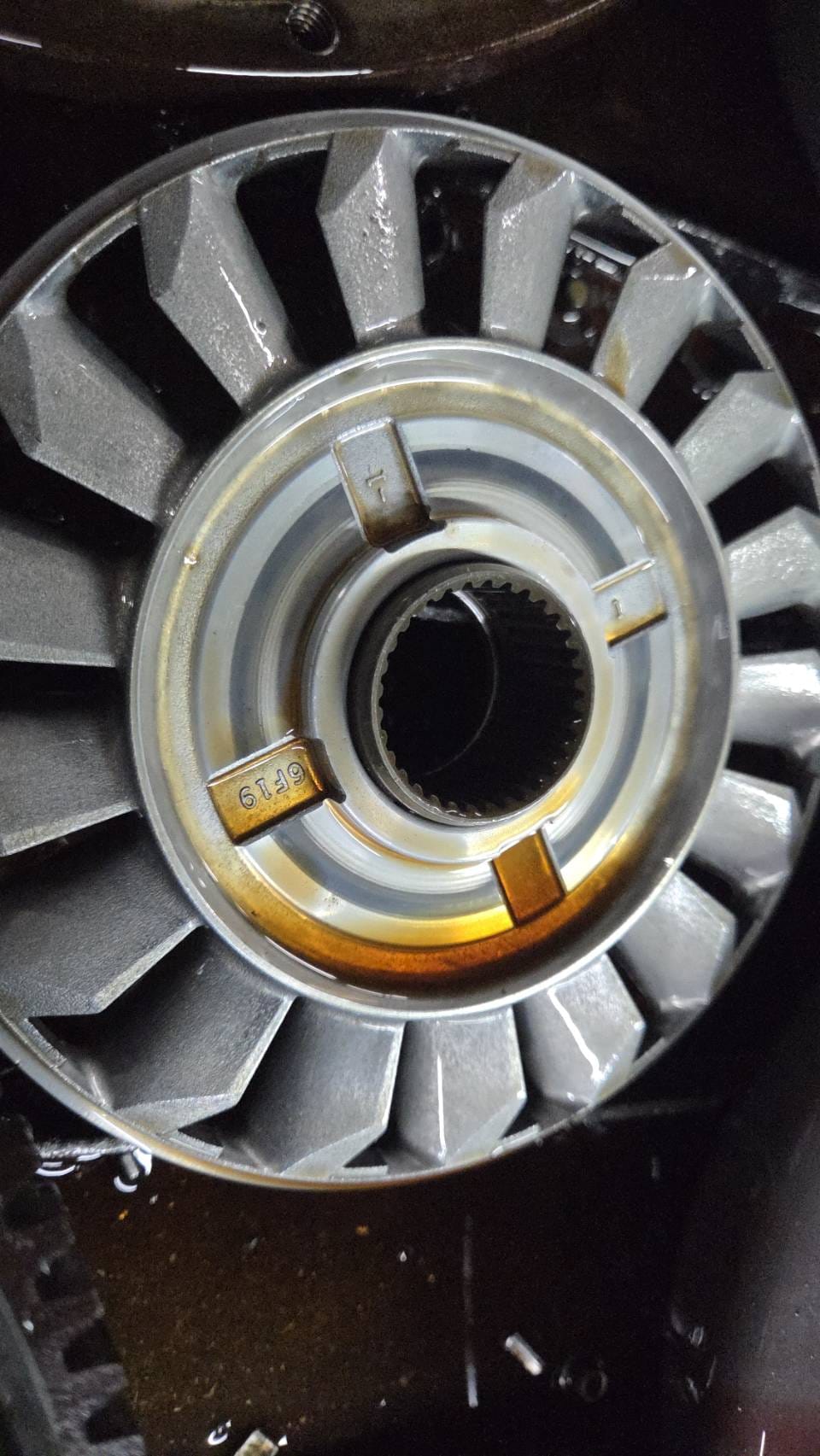 Estator de convertidor de torque con álabes limpios