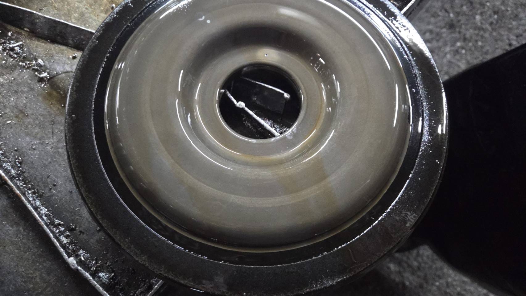 Interior de convertidor de torque limpio antes del cierre